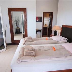 6 Bedroom Villa with Pool in Puerto Calero, Sleeps 10-18